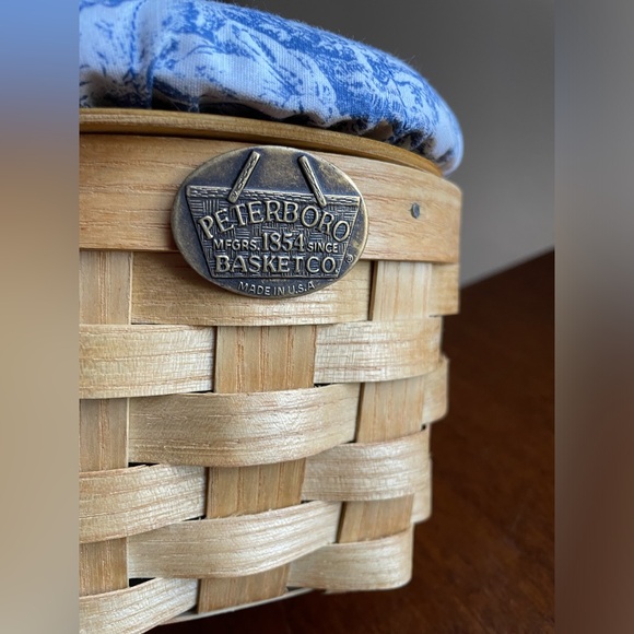 Peterboro Basket Co 5" Round Basket with Swing Handle and Lid - Picture 2 of 11